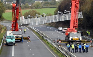 Si l'écotaxe suscite la colère en Bretagne, sa suspension irrite en Alsace: les élus de la région, de droite comme de gauche, réclament cette taxe depuis plusieurs années pour soulager les routes des camions qui cherchent à éviter l'Allemagne.