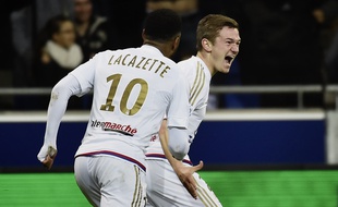 Alexandre Lacazette a chaleureusement félicité Gaëtan Perrin, auteur de son premier but avec les pros samedi contre Nantes. JEFF PACHOUD