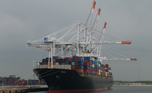 Un porte conteneur dans le port du Havre.