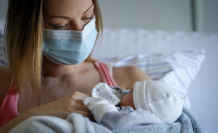 Alors que le post-partum est déjà une période de vulnérabilité, accueillir un bébé en temps de pandémie peut accroître le sentiment d'isolement ressenti par les jeunes mères.