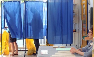 Des électeurs dans l'isoloir le 17 juin 2012 à Nantes