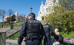 Des policiers contrôlent les attestations de déplacement de Parisiens dans le quartier de Montmartre, ici le 23 mars.