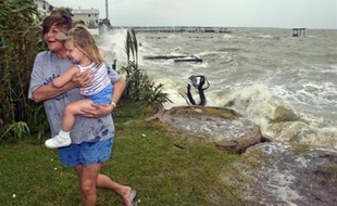 Le gigantesque ouragan Ike a frappé samedi matin la côte du Texas, où la mer déchaînée par des vents furieux et des pluies torrentielles menaçaient des dizaines de milliers d'habitants restés sur place en dépit des ordres d'évacuation.