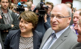 Le maire de Lille, Martine Aubry et Damien Castelain, sans étiquettte, tout juste élu à la présidence de la communauté urbaine de Lille, le 18 avril 2014