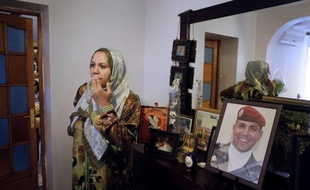 Les vidéos de ses crimes filmés par Mohamed Merah révèlent les derniers instants des victimes du tueur à scooter, notamment le parachutiste Imad Ibn Ziaten qui a choisi de mourir debout, selon les rapports d'expertise consultés par l'AFP.