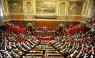 Pour la troisième fois depuis le début de la législature, députés et sénateurs sont réunis lundi en Congrès à Versailles pour une triple révision de la Constitution sur le gel du corps électoral de Nouvelle Calédonie, la réforme du statut pénal du chef de l'Etat et l'interdiction de la peine de mort.