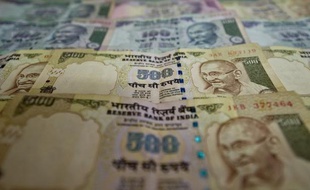 La Banque centrale indienne a réduit mardi ses taux d'intérêt pour la première fois depuis trois ans afin de stimuler la troisième puissance économique d'Asie, après des années d'efforts pour lutter contre l'inflation, même si celle-ci demeure à des niveaux élevés.