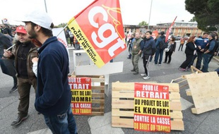 Des syndicalistes de la CGT bloquent l'entrée à la zone industrielle de Vitrolles le 26 mai 2016