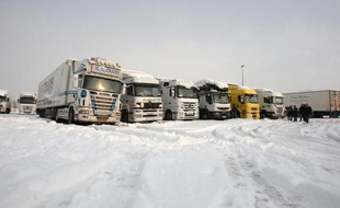 Des camions sur une aire de repos le 2 décembre 2010 à Carentan, dans l'ouest de la France