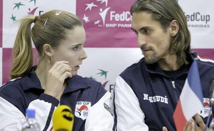 La joueuse de tennis de l'équipe de France de Fed Cup, Alizé Cornet (à gauche), avec le capitaine Nicolas Escudé, le 2 février 2011 à Moscou.