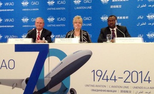 Dr. Olumuyiwa Benard Aliu (g), président de l'Organisation de l'aviation civile internationale à Montréal le 13 mai 2014, avec Nancy Graham (c) et Kevin Hiatt
