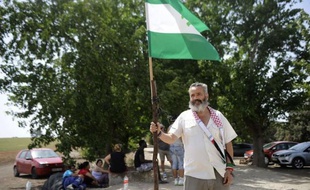 Un groupe de militants de gauche a créé le scandale en Andalousie, jouant les Robin des Bois en s'emparant mardi de chariots de supermarché remplis de nourriture pour dénoncer les inégalités, dans cette région d'Espagne où la crise et le chômage font des ravages.