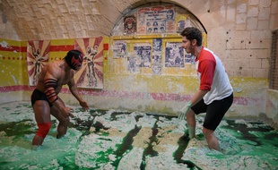 Guillaume Pley face à Mister Boo dans l'épreuve de la boue de «Fort Boyard»