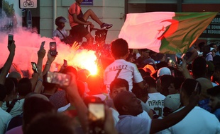 Des supporters fêtent la qualification de l'Algérie en finale de la Coupe d'Afrique des nations, le 14 juillet 2019 à Paris.