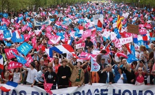 Le ton est monté samedi entre le gouvernement et l'UMP, qui se sont accusés mutuellement d'attiser les tensions, à la veille de la manifestation à Paris des opposants au mariage homosexuel qui fait craindre des débordements et met la police sur les dents.