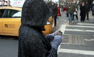 Une New-Yorkaise utilise un smartphone.