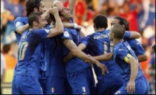 L'Italie est devenue championne du monde 2006 de football en battant la France 5 tirs au but à 3 (1-1 après prolongation, mi-temps: 1-1) en finale, dimanche à Berlin.