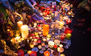 Des bougies en hommage aux victimes des attentats, à Paris