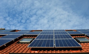 Des panneaux solaires installés sur un toit.