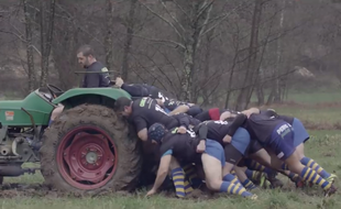 Les « rugbyman-agriculteur » viennent en aider à un collègue enlisé.