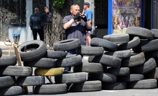 Un insurgé prorusse derrière une barricade à Donetsk, dans l'Est de l'Ukraine, le 28 mai 2014