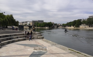 Un bateau de police patrouille pour faire respecter l'interdit de consommation d'alcool sur les quais de Seine.