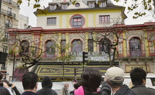Des personnes se recuillent devant le Bataclan le 17 novembre 2015