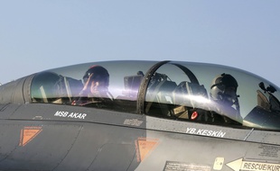 Le ministre de la Défense turque, Hulusi Akar, à bord d'un F-16 de l'armée turque.
