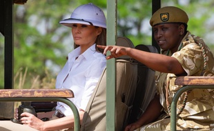 Coiffée d'un casque colonial blanc, Melania Trump a pris place à bord d'une voiture tout-terrain pour découvrir la faune sauvage du parc national de Nairobi.