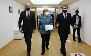 Le président du Conseil européen, Charles Michel, la chancelière allemande, Angela Merkel, et le président français Emmanuel Macron, à Bruxelles le 10 décembre 2020.