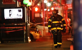 Un pompier sur les lieux d'une explosion dans le quartier de Chelsea à New York, le 17 septembre 2016