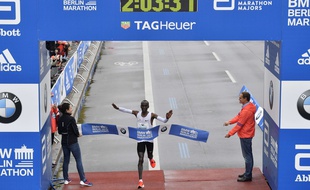 Kenya's Eliud Kipchoge crosses the line to win the 44th Berlin marathon in Berlin, Germany, Sunday, Sept. 24, 2017.