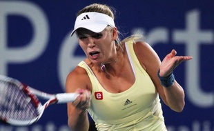 La Danoise Caroline Wozniacki, la numéro un mondiale, tout juste arrivée à Perth (Australie), a réussi son entrée en lice en Hopman Cup, épreuve de tennis par équipes nationales mixtes, en remportant lundi son match face à l'Américaine Bethanie Mattek-Sands.