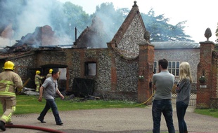 Claudia Schiffer assiste à l'incendie de sa demeure en Angleterre le 27 mai 2014