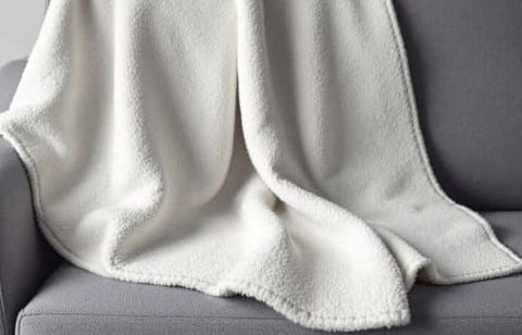 Ils l’avouent enfin : les décorateurs détestent les plaids et ne choisissent que cet accessoire pour se réchauffer
