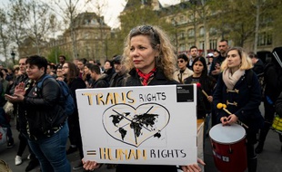 Un rassemblement contre la transphobie était organisé à Paris en réaction à l'agression de Julia, le 31 mars.