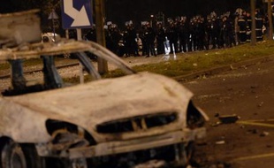 Des véhicules incendiés.