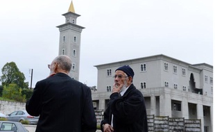 Des hommes devant la mosquée de Poitiers, occupée le samedi 20 octobre 2012 par des militants d'extrême droite.