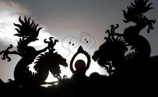 Plus d'un milliard d'Asiatiques fêtaient lundi à coups de pétards et en famille l'entrée dans l'année du Dragon, en espérant profiter de son influence bénéfique, notamment sur le plan professionnel.