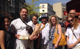 Des touristes et leur guide lors d'un tour gastronomique à Montmartre, le 11 août 2015.