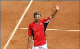 Le Français Julien Benneteau, 95e mondial, s'est qualifié lundi pour les quarts de finale du tournoi de tennis de Roland-Garros en bénéficiant de l'abandon de l'Espagnol Alberto Martin, mené 5-1 dans le premier set.