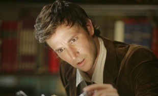 Noah Wyle a échangé la blouse blanche de «Urgences» pour la veste d'aventurier dans «Flynn Carson» sur Syfy