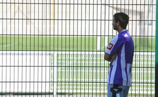 Un supporter toulousain devant le stade du TFC après l'annonce de la mort de Brice Taton, agressé à Belgrade