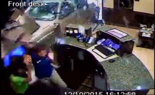 Mécontent du service, un homme a foncé sur la réception de l'hôtel au volant de sa voiture.