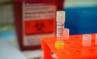 Surveillance du virus Ebola dans un laboratoire de l'hôpital gouvernemental Kenema en Sierra Leone.