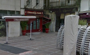 L'homme a chuté sur le store de L'Havana Café, à Angoulême.