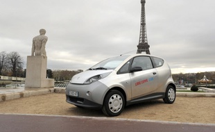 Une Autolib' place du Trocadéro à Paris, le 22 juin 2012.