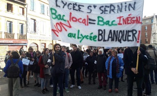 Des professeurs du lycée Saint-Sernin en grève, le 11 décembre 2018 lors d'une manifestation à Toulouse.