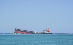 Marée noire à Maurice : Une partie de l’épave du bateau coulée au large