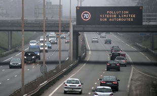 La vitesse est limitée pour cause de pollution à Strasbourg, le 12 décembre 2013